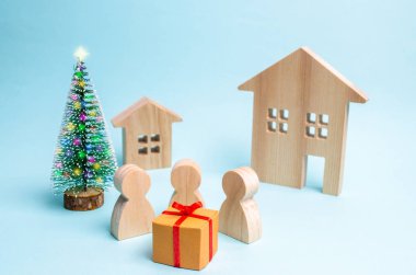 İnsanlar hediye toplanan ve açmak hazırız. Hediyeler satışı. Satış-out. Sürpriz. Noel partisi. Aile tatilleri, Noel ve yeni yıl.