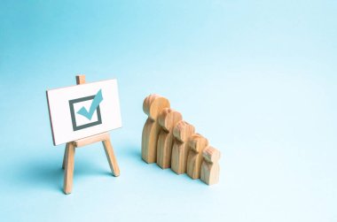 Ahşap figürler insanların küçük bir yarım daire büyük tribünde. Çocuklar ve ebeveynler, aile. İnsan büyüme döngüsü. Kendini geliştirme, büyüme kişiliği ve profesyonellik kavramı.