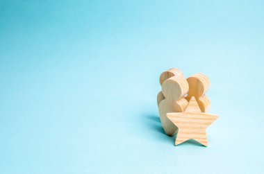 İnsanlar ve bir yıldız üç ahşap rakamlar. Fark, olumlu bir değerlendirme, görevler ve başarıları tamamlamak için ödül iz. Promosyon ve övgü, beste zafer. VIP kişi