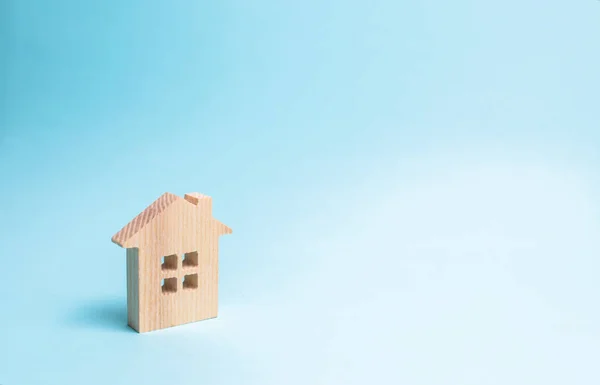 青色の背景に木造住宅 手頃な価格の住宅や家を購入する住宅ローンの概念 アパートと財産 不動産を売買 国民への融資 — ストック写真