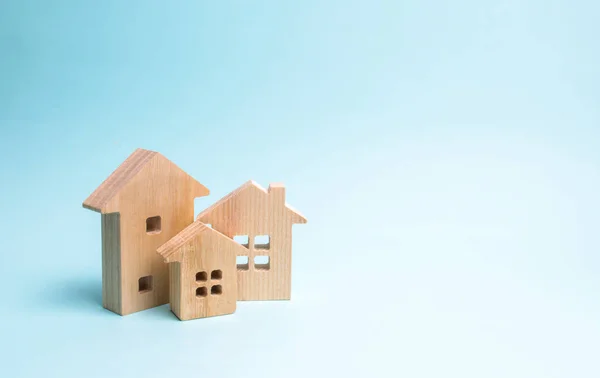 Dřevěné Domy Modrém Pozadí Dřevěné Hračky Pojem Nemovitého Majetku Vlastnictví — Stock fotografie