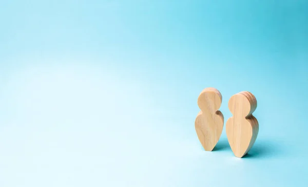 Zwei Menschen Stehen Zusammen Und Unterhalten Sich Zwei Holzfiguren Von — Stockfoto