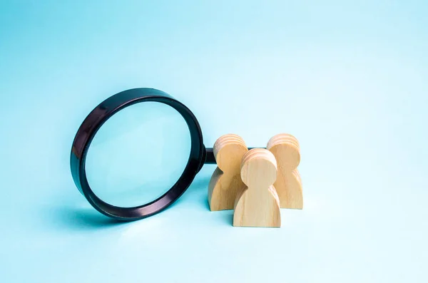 Drie Houten Menselijke Figuur Staat Buurt Van Een Vergrootglas Een — Stockfoto