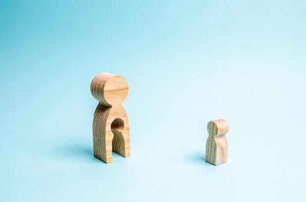 Figura Hombre Con Una Forma Vacía Forma Niño Niño Concepto — Foto de Stock