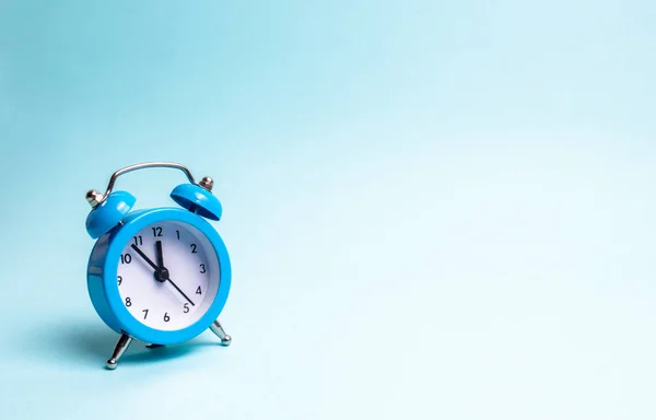 Blue Alarm Clock Light Blue Background Concept Waiting Meeting Date — Stock Photo, Image