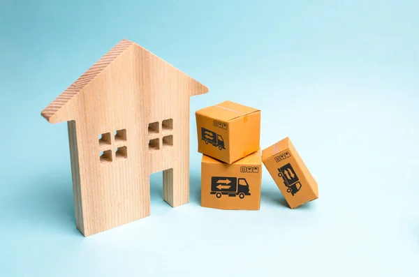 木制房屋和纸板箱 搬到新家的概念 购买新房 抵押贷款和经济适用房 搬迁到一个新的地方 承运商公司 货物交付 — 图库照片
