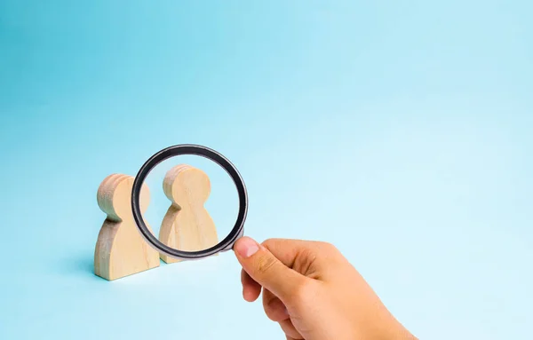 Vergrootglas Kijken Naar Stand Van Twee Mensen Samen Praten Twee — Stockfoto