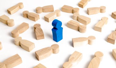 mavili adam insanlar çok yalancı rakamlar arasında duruyor. Seçicilik kavramı. Lider, liderlik, organizasyonu kafa. Organizasyon iş süreçlerinin takım binası. örneği takip etmek