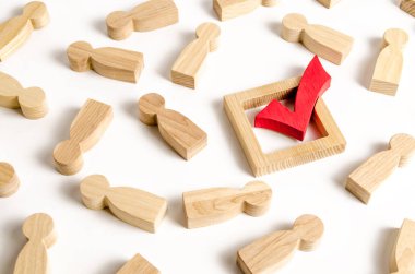 Kırmızı kene insanlar yalancı rakamlar ortasında duruyor. Oy ve seçim kavramı. Referandum, devrim. çoğunluk anlaşması. Barış, sipariş, meşruiyet. Baskı propaganda makinesi