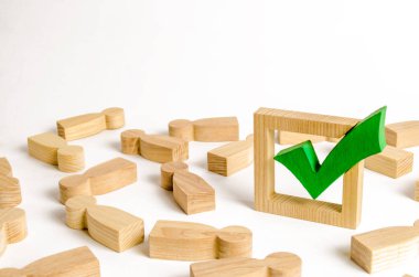 Yeşil kene insanlar yalancı rakamlar ortasında duruyor. Oy ve seçim kavramı. Referandum, devrim. çoğunluk anlaşması. Barış, sipariş, meşruiyet. Baskı propaganda makinesi