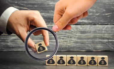 İşadamı resmi dolar olan bir engelleme uygular. Sermaye birikimi ve başarılı bir iş. Artan bütçe ve kar takım. Yatırım fonu artırın. Para tasarrufu. Ekonomik patlama