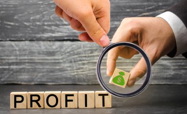 İşadamı görüntü ile bir blok dolar ve yazıt kar tutar. İş başarısı, finansal büyüme ve refah kavramı. Kar ve yatırım fonu artırın. maaş artışı