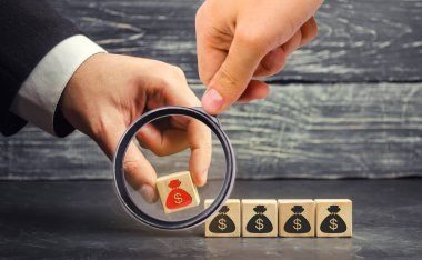 işadamı resmi dolar olan bir küp kaldırır. mali ve ekonomik kriz. sermaye çıkış. ekonominin sabotaj. iflas. küçük işletmeler üzerinde baskı. düşen fiyatlar. nakit kaybı