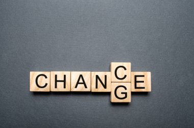 Word ile ahşap küpü değiştirmek için şans ahşap masa üzerinde. Kişisel gelişim ve kariyer büyüme veya kavramı dönüştürmek. motivasyon, hedef başarı, potansiyel, teşvik, kavramı üstesinden