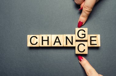 Word ile ahşap küpü değiştirmek için şans ahşap masa üzerinde. Kişisel gelişim ve kariyer büyüme veya kavramı dönüştürmek. motivasyon, hedef başarı, potansiyel, teşvik, kavramı üstesinden