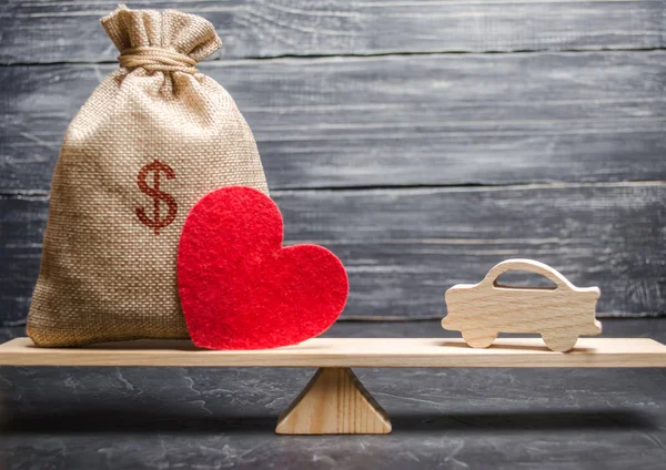 Una Bolsa Dinero Corazón Con Coche Madera Miniatura Balanza Seguro — Foto de Stock