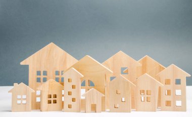 Minyatür ahşap evler. Gerçek arazi. Şehir. Aglomerasyon ve kentleşme. Emlak Piyasası Analytics. Konut talebi. Yükselen ve ev fiyatları düşüyor. Şehir ve nüfus büyüme