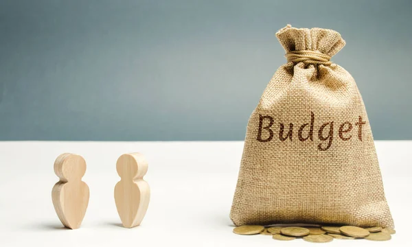 Två Affärsmän Diskuterar Företagets Budget Affärsplanering Fördelningen Kostnader Och Resurser — Stockfoto