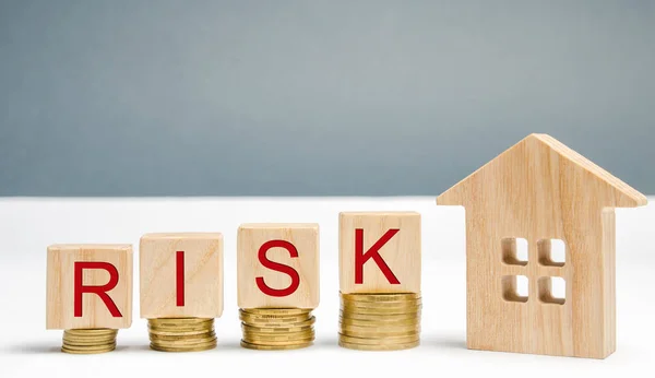 リスクという言葉で木製のブロックと家とコイン。不動産の損失リスクの概念。財産保険。ホーム、マンション担保融資。財務リスク、訴訟。債務の成長 — ストック写真
