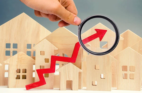 Koncepcja rozwoju rynku nieruchomości. Wzrost cen mieszkań. Wzrost cen dla narzędzia. Zwiększone zainteresowanie hipotecznych i wzrostu stóp procentowych na kredyty hipoteczne. Podwyżki czynszu. — Zdjęcie stockowe