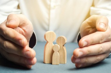 Sigorta acentesi aile yakınındaki ellerini tutar. Aile can ve mal sigortası kavramı. Aile Bakımı ve el kavramı yardım. Sağlık sigortası. Sağlık. Güvenlik ve mülkiyet koruması