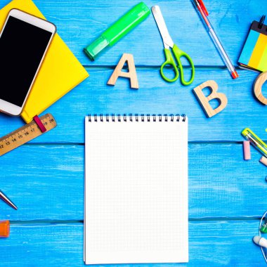 okul malzemeleri Okul Danışma, Kırtasiye, okul kavramı, mavi arka plan, yaratıcı kaos, metin, işaretçileri, kalem, Bloknot, çıkartmaları için alan
