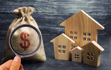 Para ve dolar işareti ve ahşap evler ile çanta. Ülkede finansman. Para gayrimenkul yatırım. Tasarruf ve para birikimi. İpotek. Bir ev satın almak. Mülk satışı. Şehir bütçe.
