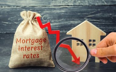 Para ve kelime Mortgage faiz oranları ve aşağı ve ev için oku ile çanta. Düşük faiz ipotek içinde. İpotek faiz ödemeleri azaltmak. Konut kredi oranları düşüş. Düşük konut talebi