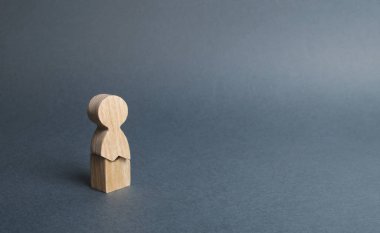 Çatlaklı bir adamın tahta figürü. psikolojik stres ve baskı kavramı. Sinirlerimize ve sağlığımıza dayanamadı. Yaşam tehdidi. Yaralanma ve ölüm. Asla pes verme. İç çelişkiler
