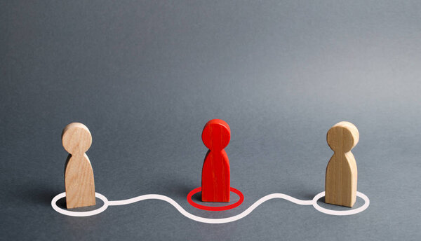 Две человеческие фигурки касаются красной фигурки. Прямые переговоры без посредников. Отказ от услуг риэлтора, покупка товара у производителя. Спекулянты. Сплетни
.