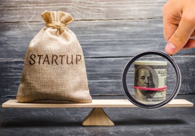 Başlangıç kelimesi olan para torbası ve terazide dolar. Toplanan fonların analizi ve bir başlangıç hedeflerinin doğrulanması. Başarısız bir başlangıç sonrası yatırımcılara para iadesi. Fon sağlamak