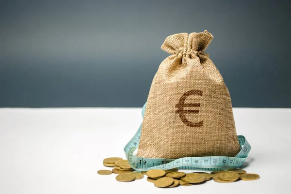 Euro işareti ve bant ölçüsü olan para çantası. Sınırlı bütçe. Parasızlık. Aile bütçesinde para biriktirme kavramı. Aile Sigortası. Nakit tasarrufdağıtımı. Para tasarrufu — Stok fotoğraf