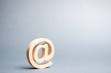 Gri arka planda e-posta simgesi. internet yazışmaları, internet üzerinden iletişim. İş için kişiler. Müşterilerle iletişim kurma. Dijital ekonomi, online hizmetler. Seçici odaklama