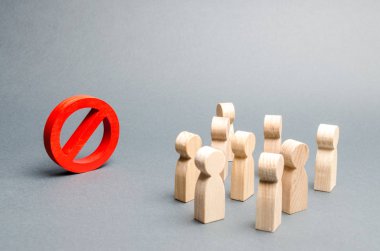 Bir kalabalık kırmızı işaret no bakar. Overton penceresi. yasaklama, tabu, yasaklama ve ret. Muhafazakarlık, yanlış anlama. Yasalar Hak ve Özgürlüklerin Kısıtlamaları. Seçici odaklama