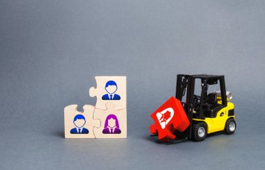 Bir forklift kamyon iş takımının tamamlanmamış montaj için kırmızı bir bulmaca taşır. Arama, işe alım personeli, işe alma lideri. Verimli ve üretken bir iş birimi oluşturma. Liderlik ve ekip çalışması