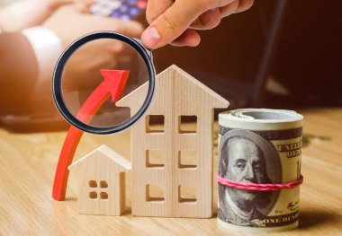 Emlak Piyasası büyüme kavramı. Konut fiyatlarında artış. Yükselen fiyatlar için yarar. Artan faiz ipotek ve ipotek üzerinde yükselen faiz oranları. odak üstünde belgili tanımlık ok