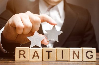 Eleştirmen, ikinci yıldızın notunu tahtadan bloklara koyuyor. Hizmet kalitesi kavramı. Otel ya da restoran derecesi. Eleştirmenlerin ve ziyaretçilerin değerlendirilmesi. Kötü kalite. Olumsuz geri bildirim.