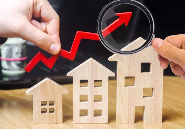 El concepto de crecimiento del mercado inmobiliario. El aumento de los precios de la vivienda. Aumento de los precios de los servicios públicos. Aumento de los intereses hipotecarios y aumento de los tipos de interés de las hipotecas. enfoque selectivo —  Fotos de Stock