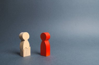 Kişinin kırmızı figürü çatlak kişi figürüyle bağlantı kurur. Psikolojik baskı, fiziksel istismar ve tehditler. Sabır aşağılama ve hakaret. Depresyonu yitireçıkmak. psikolojik stres