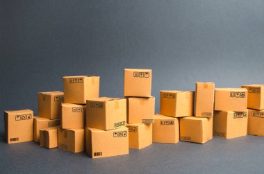 Birçok karton kutu. ürünler, mallar, Depo, stok. ticaret ve perakende. E-ticaret, online ticaret platformu üzerinden mal satışı. Nakliye, teslimat. mal ve hizmet satışları.