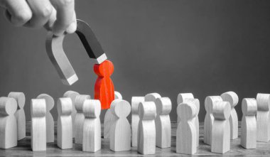 işadamı bir mıknatıs ile gri kalabalık tan kırmızı bir rakam çeker. Ekip verimliliğini ve üretkenliğini artırın. lider işi yönetir ve bir ekip oluşturur. zehirli, beceriksiz bir işçi. Uzman