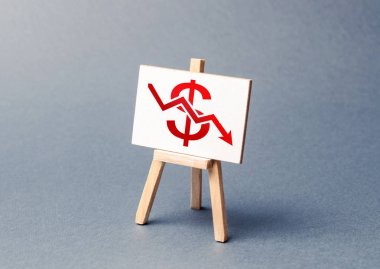 Tuvalli ve kırmızı dolar oku yla bir stand. Düşen oranları ve ekonomi veya üretim göstergeleri kavramı. düşük fiyatlar ve düşen talep, durgunluk. Piyasalardakötü durum
