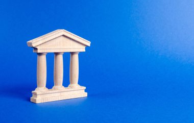 Antika tarzda sütunlarla heykelcik inşa etmek. Şehir yönetimi, banka, üniversite, mahkeme veya Kütüphane kavramı. Kentin eski kesiminde mimari anıt. Bankacılık, eğitim, hükümet.
