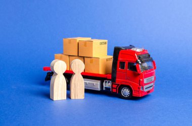 Bir müşteri alıcı ve satıcı yakınında kutuları ile yüklü kırmızı bir kamyon. İş ve ticaret. Mal tedariki ile ilgili görüşmeler. Mal ve ürünlerin hizmet taşımacılığı, lojistik Taşımacılık şirketi.