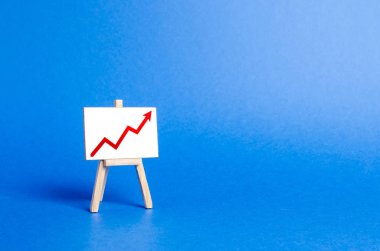 Bilgi kırmızı bir ok yukarı standı. İş için uygun koşullar. Yatırım cazibesi. Kar ve servet ilerler. ücret artışı, üretilen ve satılan malların fiyatları.