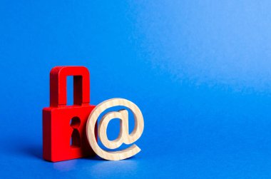 E-posta sembolü ve kırmızı asma kilit. İnternet tehditlerine ve hacker saldırılarına karşı koruma. Kişisel verilerin güvenliği, kullanıcıların gizliliği. Güvenli sörf küresel ağ, istenmeyen içerik Nsfw. Virüs, antivirüs