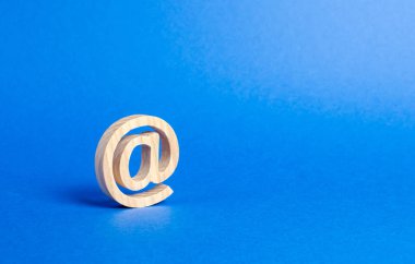 Mavi arka planda e-posta simgesi. İnternet yazışmaları. İş için iletişim. İş araçları. Internet ve küresel iletişim, ekonomi ve süreçlerin dijitalleştirme. ticari