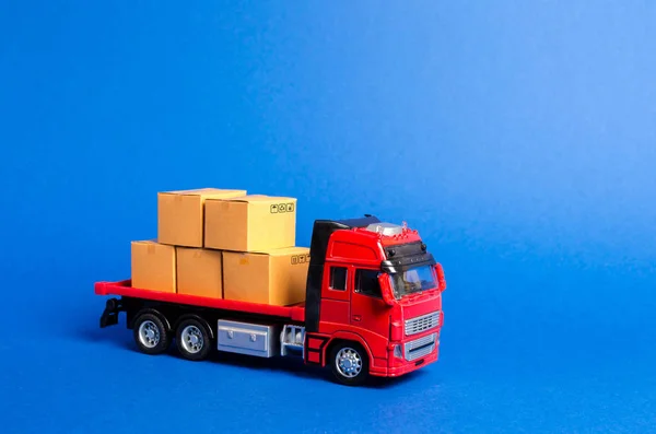 Egy piros teherautó tele dobozokkal. Szolgáltatások áruszállítás és termékek, logisztika és infrastruktúra. Közlekedési vállalat. Raktározás és ellátás. A szállítási logisztika optimizálása. — Stock Fotó