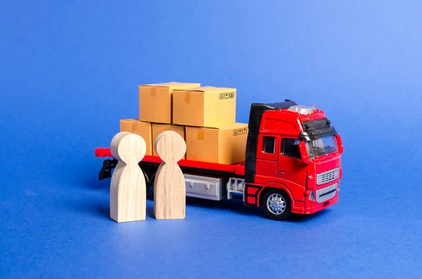 Egy piros teherautó tele dobozok közelében egy ügyfél vevő és az eladó. Üzleti és kereskedelmi. Árubeszerzésre irányuló tárgyalások. Szolgáltatások áruszállítás és termékek, logisztikai szállítmányozási vállalat. — Stock Fotó