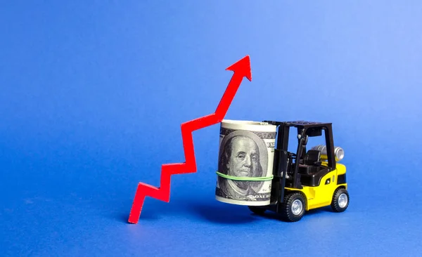 Sárga targonca teherautó hordoz egy nagy köteg-ból dollárok és piros megjelöl nyíl. Növekedés a jövedelem és a profit. az ipari és logisztikai iparágak előrehaladása, a bérnövekedés, a gazdasági reformok, a feltörekvő piacok — Stock Fotó